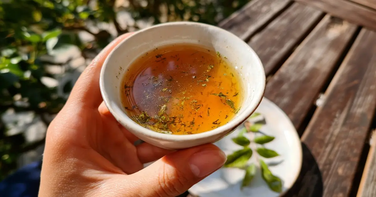 Japanese Mounjaro tea in hand with natural ingredients